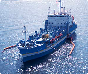 大型浚渫兼油回収船「白山」
